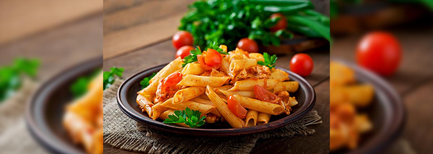 Bezelye ve domates soslu penne makarna tabağı